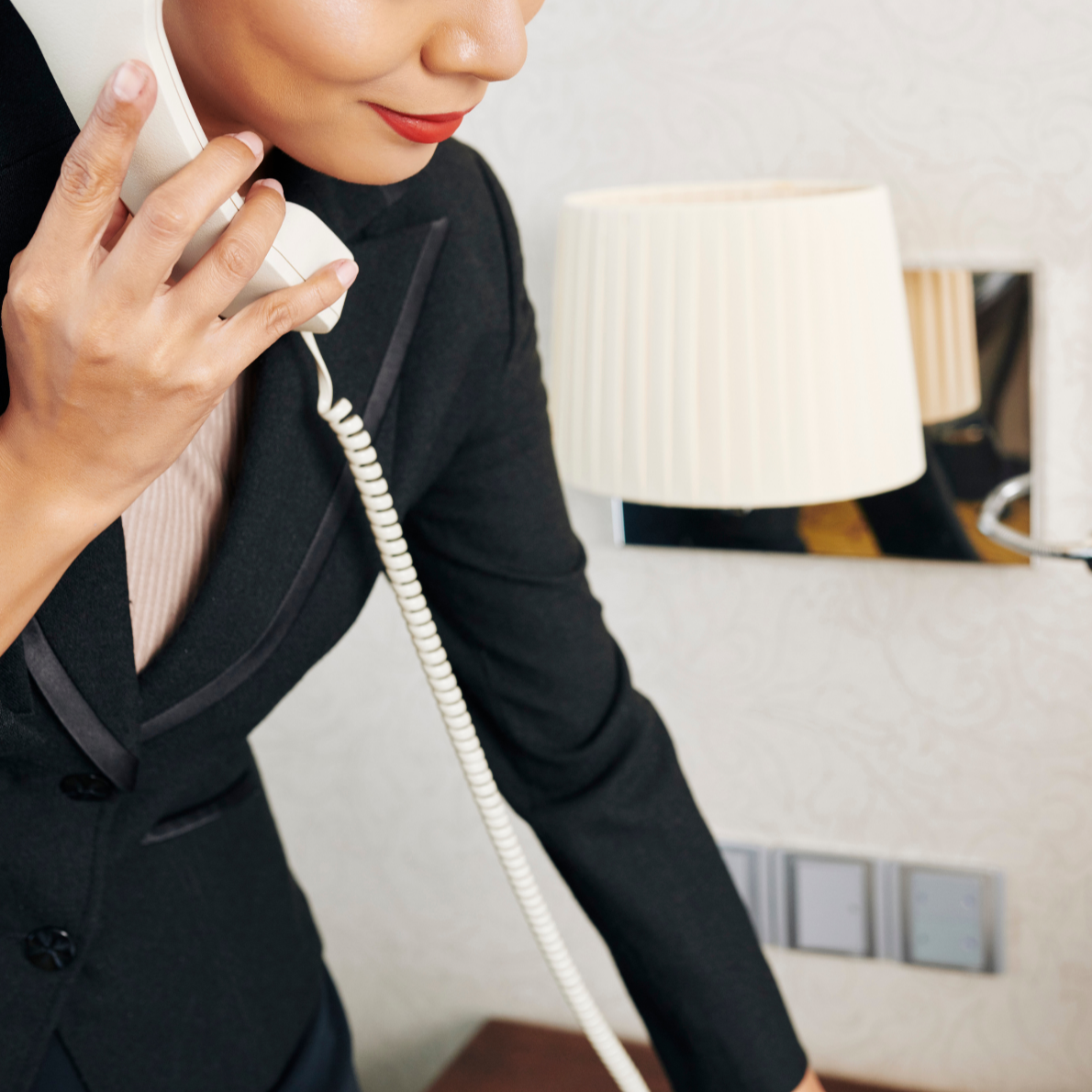 Mujer hablando por teléfono
